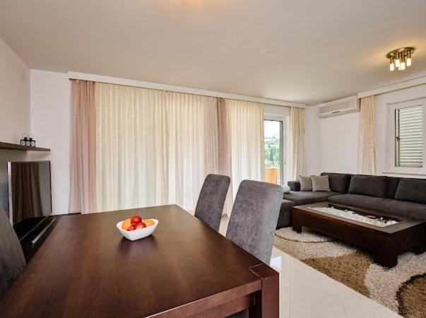 Apartments Villa Slavica Ičići Exterior foto